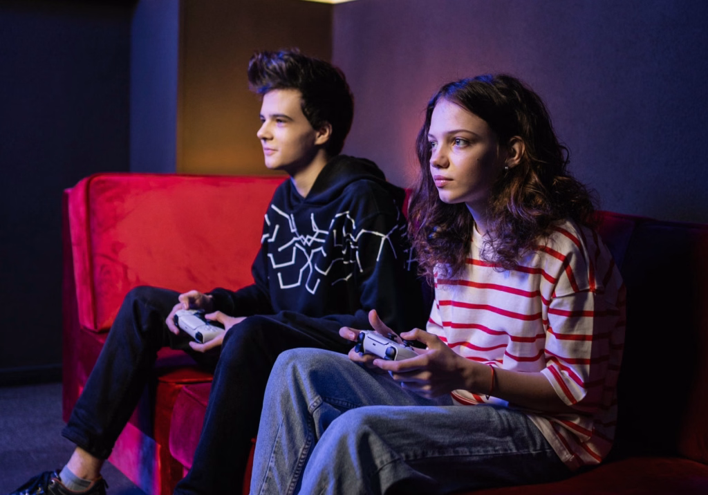 Підлітки грають у PlayStation на вечірці в Києві